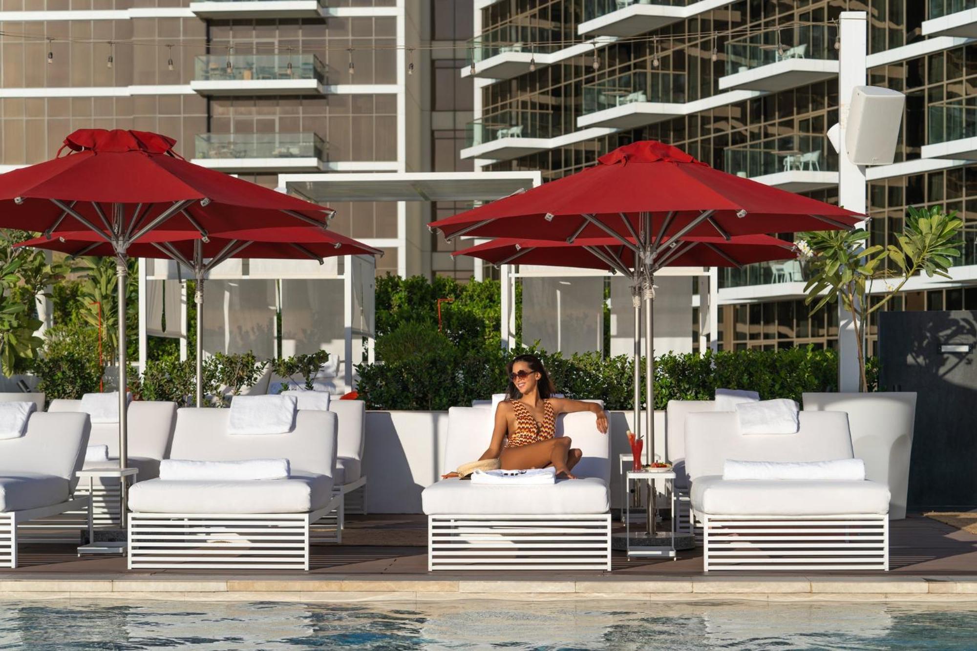 Th8 Palm Dubai Beach Resort, Vignette Collection By Ihg 外观 照片 The pool at the SLS