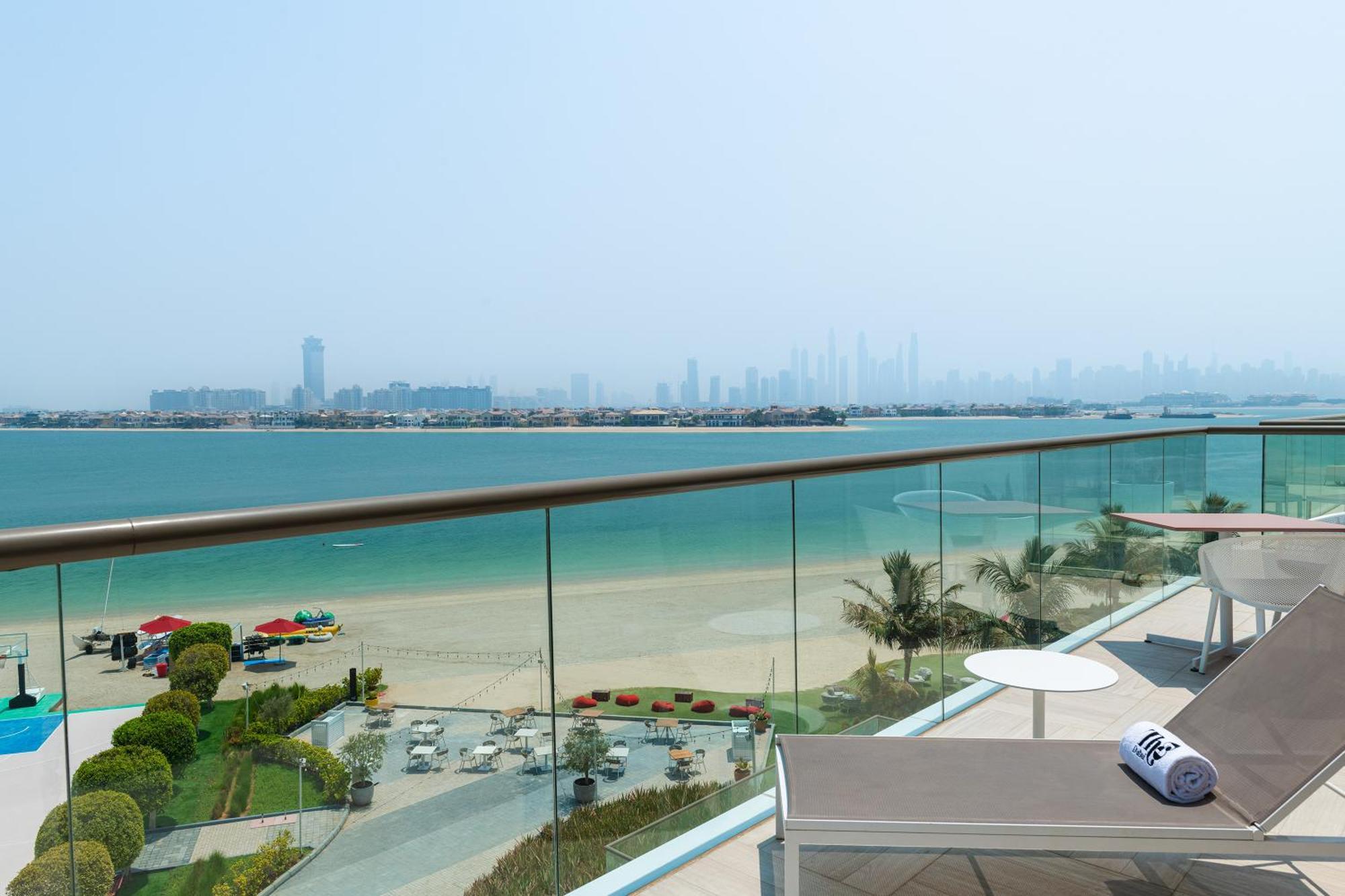 Th8 Palm Dubai Beach Resort, Vignette Collection By Ihg 外观 照片 View of the Palm Jumeirah from the hotel